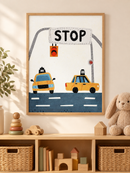 Taxi Avontuur in een houten lijst boven een speelgoedkast in een lichte kinderkamer