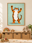 Tijger Knuffel Mint in een houten lijst boven een speelgoedkast in een lichte kinderkamer