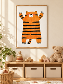 Tijger met Open Armen in een houten lijst boven een speelgoedkast in een lichte kinderkamer