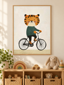 Tijger op de Fiets in een houten lijst boven een speelgoedkast in een lichte kinderkamer