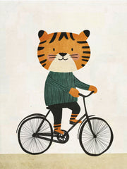 Oranje tijger met zwarte strepen, groene trui en zwarte broek op een zwarte fiets tegen een crèmekleurige achtergrond.