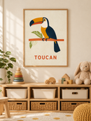 Toucan op Tak in een houten lijst boven een speelgoedkast in een lichte kinderkamer