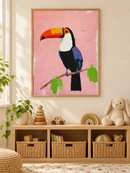 Tropische Toekan in een houten lijst boven een speelgoedkast in een lichte kinderkamer