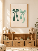 Twee Groene Strikken in een houten lijst boven een speelgoedkast in een lichte kinderkamer