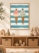 Twee IJsjes met Blauwe Strepen in een houten lijst boven een speelgoedkast in een lichte kinderkamer