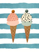 Twee ijsjes in wafelhoorntjes met roze, mintgroene en crèmekleurige bolletjes op blauwe en witte strepen.