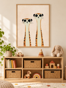 Twee Vrolijke Stokstaartjes in een houten lijst boven een speelgoedkast in een lichte kinderkamer