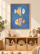 Twee Vrolijke Vissen Blauw in een houten lijst boven een speelgoedkast in een lichte kinderkamer