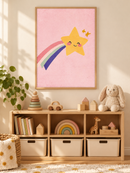 Vallende Ster Roze in een houten lijst boven een speelgoedkast in een lichte kinderkamer