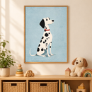 Vrolijke Dalmatiër in een houten lijst boven een speelgoedkast in een lichte kinderkamer