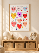Vrolijke Hartjes in een houten lijst boven een speelgoedkast in een lichte kinderkamer