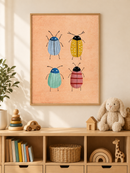 Vrolijke Kevertjes in een houten lijst boven een speelgoedkast in een lichte kinderkamer