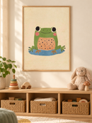 Vrolijke Kikker Crème in een houten lijst boven een speelgoedkast in een lichte kinderkamer