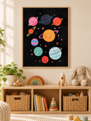 Vrolijke Planeten en Sterren in een houten lijst boven een speelgoedkast in een lichte kinderkamer