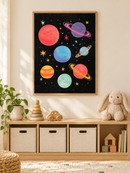 Vrolijke Planeten Zwart in een houten lijst boven een speelgoedkast in een lichte kinderkamer