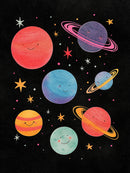 Zeven kleurrijke planeten met gezichtjes en sterren op een zwarte achtergrond.