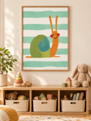 Vrolijke Slak met Mintstrepen in een houten lijst boven een speelgoedkast in een lichte kinderkamer