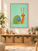 Vrolijke Slak Mintgroen in een houten lijst boven een speelgoedkast in een lichte kinderkamer