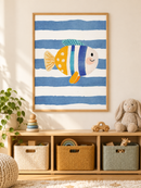 Vrolijke Vis met Strepen in een houten lijst boven een speelgoedkast in een lichte kinderkamer
