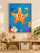 Vrolijke Zeester in een houten lijst boven een speelgoedkast in een lichte kinderkamer