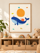 Walvis en Kleine Vrienden in een houten lijst boven een speelgoedkast in een lichte kinderkamer