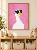 Witte Eend met Zonnebril Roze in een houten lijst boven een speelgoedkast in een lichte kinderkamer