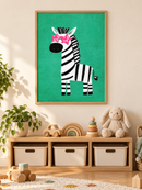 Zebra met Sterrenbril in een houten lijst boven een speelgoedkast in een lichte kinderkamer
