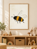 Zoemende Bij in een houten lijst boven een speelgoedkast in een lichte kinderkamer
