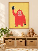 Zwaaiende Orang-oetan in een houten lijst boven een speelgoedkast in een lichte kinderkamer