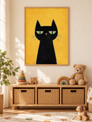 Zwarte Kat Geel in een houten lijst boven een speelgoedkast in een lichte kinderkamer
