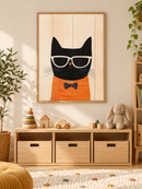 Zwarte Kat met Zonnebril in een houten lijst boven een speelgoedkast in een lichte kinderkamer