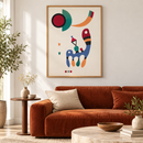 Wassily Kandinsky - 11 tableaux et 7 poèmes (1945) in een lichte woonkamer met een roestkleurige bank en een eiken lijst