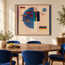 Wassily Kandinsky - Beruhigt (Calmed) (1931) in een eetkamer met blauwe stoelen, een ovale tafel en een notenhouten lijst