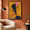 Wassily Kandinsky - Berührung (Contact) (1924) in een terracotta leeshoek met een crèmekleurige fauteuil en een zwarte lijst