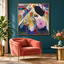 Wassily Kandinsky - Lady in Moscow (1912) in een salon met een petrolblauwe wand, koraalkleurige stoel en een goudkleurige lijst