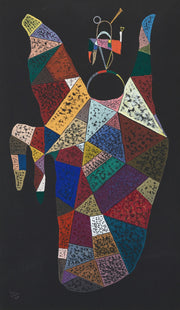 Wassily Kandinsky – Ohne Titel: Een langgerekte, veelkleurige vorm opgebouwd uit driehoekige vlakken op een donkere achtergrond.