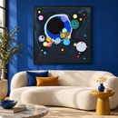 Wassily Kandinsky - Several Circles (1926) in een blauwe woonkamer met een ronde crèmekleurige bank en een zwarte lijst