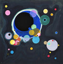 Wassily Kandinsky – Several Circles: Kleurrijke overlappende cirkels rond een grote donkere cirkel op een diepblauwe achtergrond.