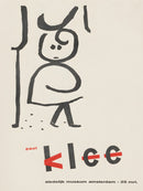 Willem Sandberg – Paul Klee – Stedelijk Museum Amsterdam: Een museumposter met een zwarte getekende figuur, speelse rode letters en de naam Paul Klee op een crème achtergrond.