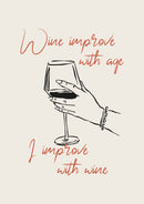 Een hand met zwart wijnglas tussen rode Wine improve with age en I improve with wine letters op beige.