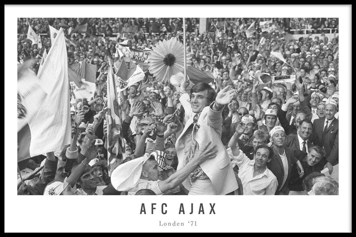 walljar Krol tussen AFC Ajax supporters '71